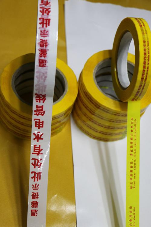 tape ທີ່ປະທັບຕາໂປ່ງໃສແມ່ນຜະລິດຕະພັນເທບທີ່ໃຊ້ສໍາລັບການຜະນຶກແລະການຫຸ້ມຫໍ່, ດ້ວຍຄຸນລັກສະນະດັ່ງຕໍ່ໄປນີ້